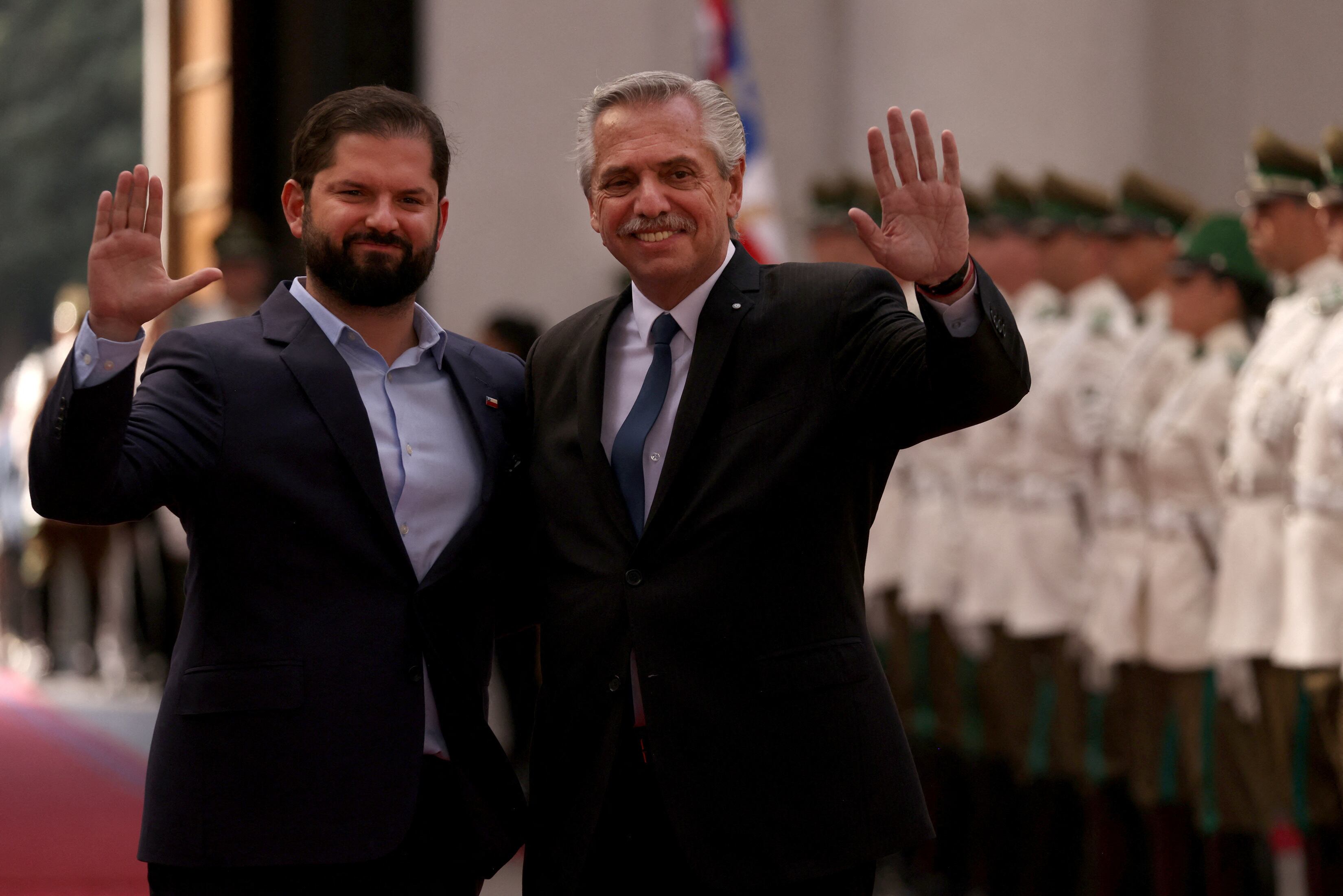 El presidente de Chile, Gabriel Boric, y el presidente de Argentina, Alberto Fernández, saludan a los medios de comunicación en el palacio de gobierno de La Moneda