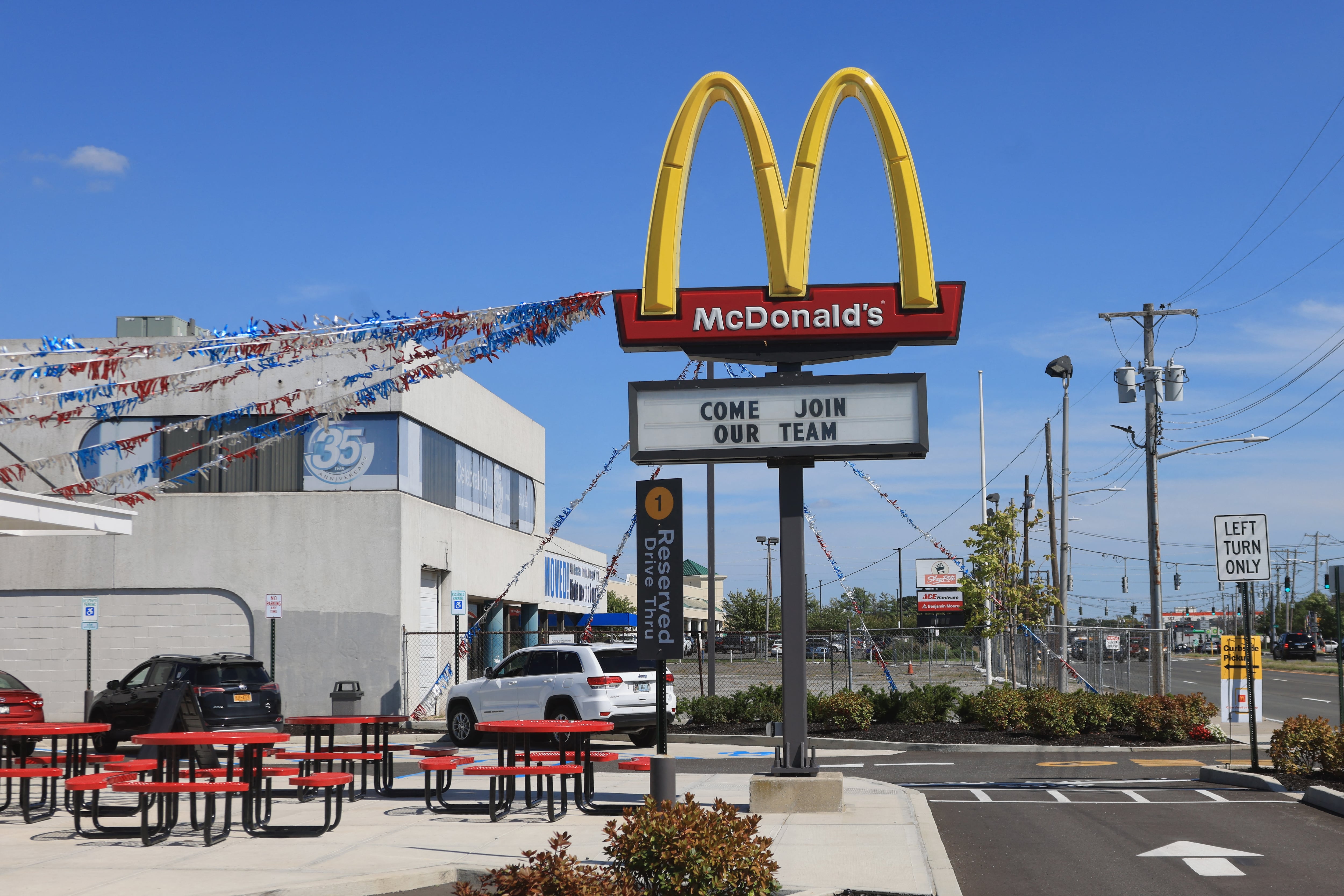 Un juez federal permitió que procediera una demanda por discriminación contra McDonald's (Photo by BRUCE BENNETT / GETTY IMAGES NORTH AMERICA / Getty Images via AFP)