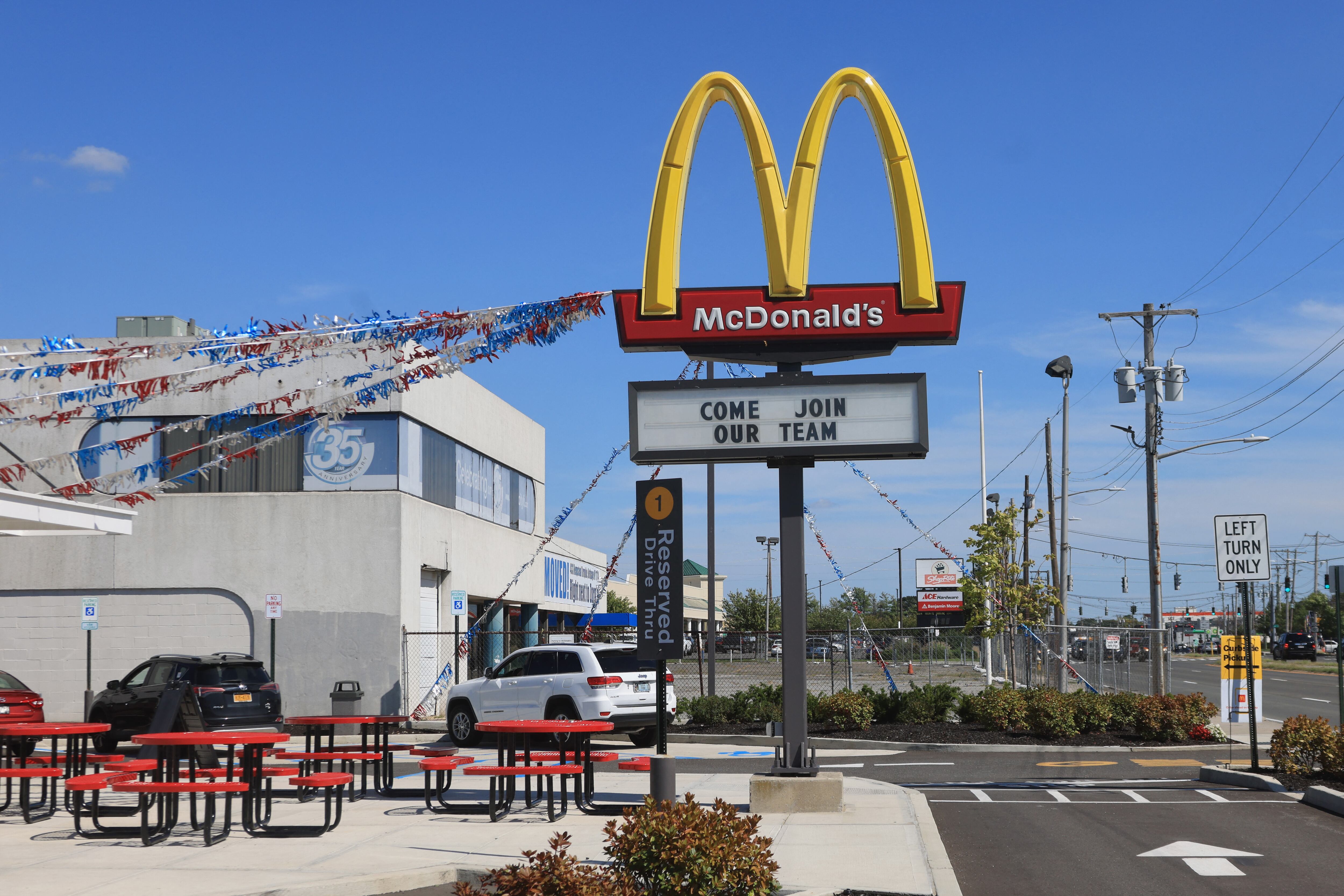 Un juez federal permitió que procediera una demanda por discriminación contra McDonald's (Photo by BRUCE BENNETT / GETTY IMAGES NORTH AMERICA / Getty Images via AFP)