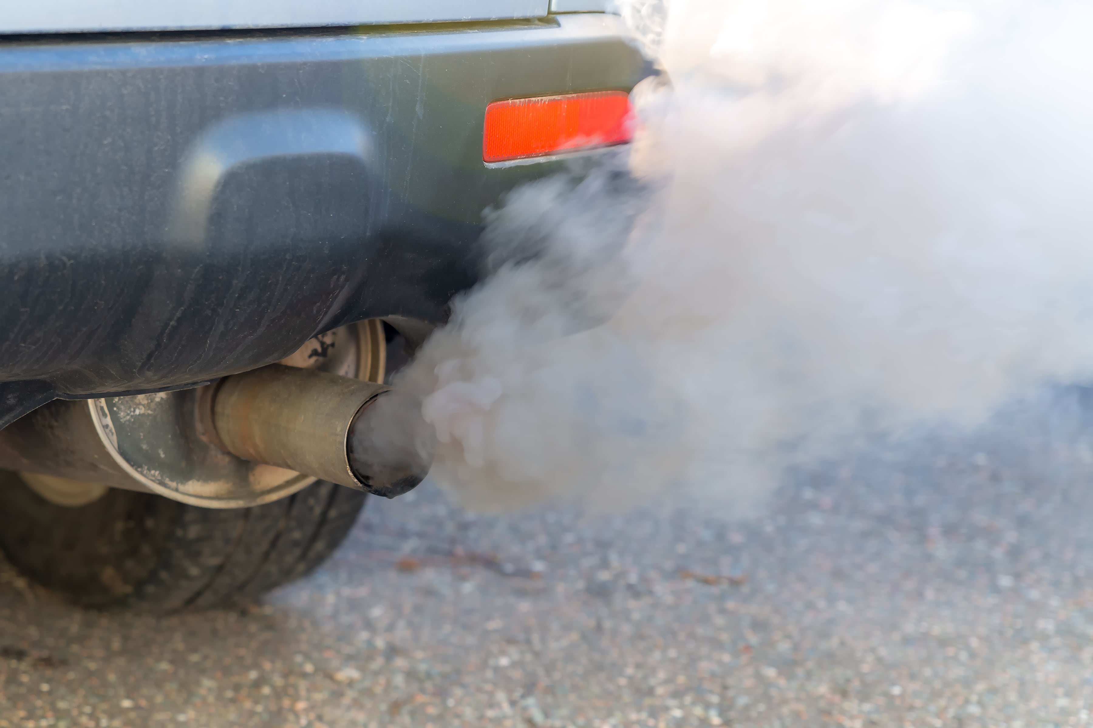 La presencia de humo blanco puede alertar sobre posibles problemas con el motor del carro.