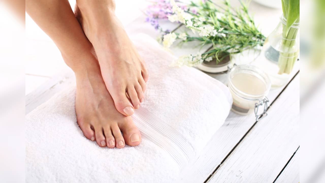 Por lo general, las personas recurren a remedios caseros para tratar los hongos en las uñas de los pies.