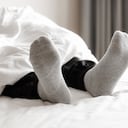 Es importante tener cuidado con el sobrecalentamiento al dormir con medias y elegir materiales transpirables.