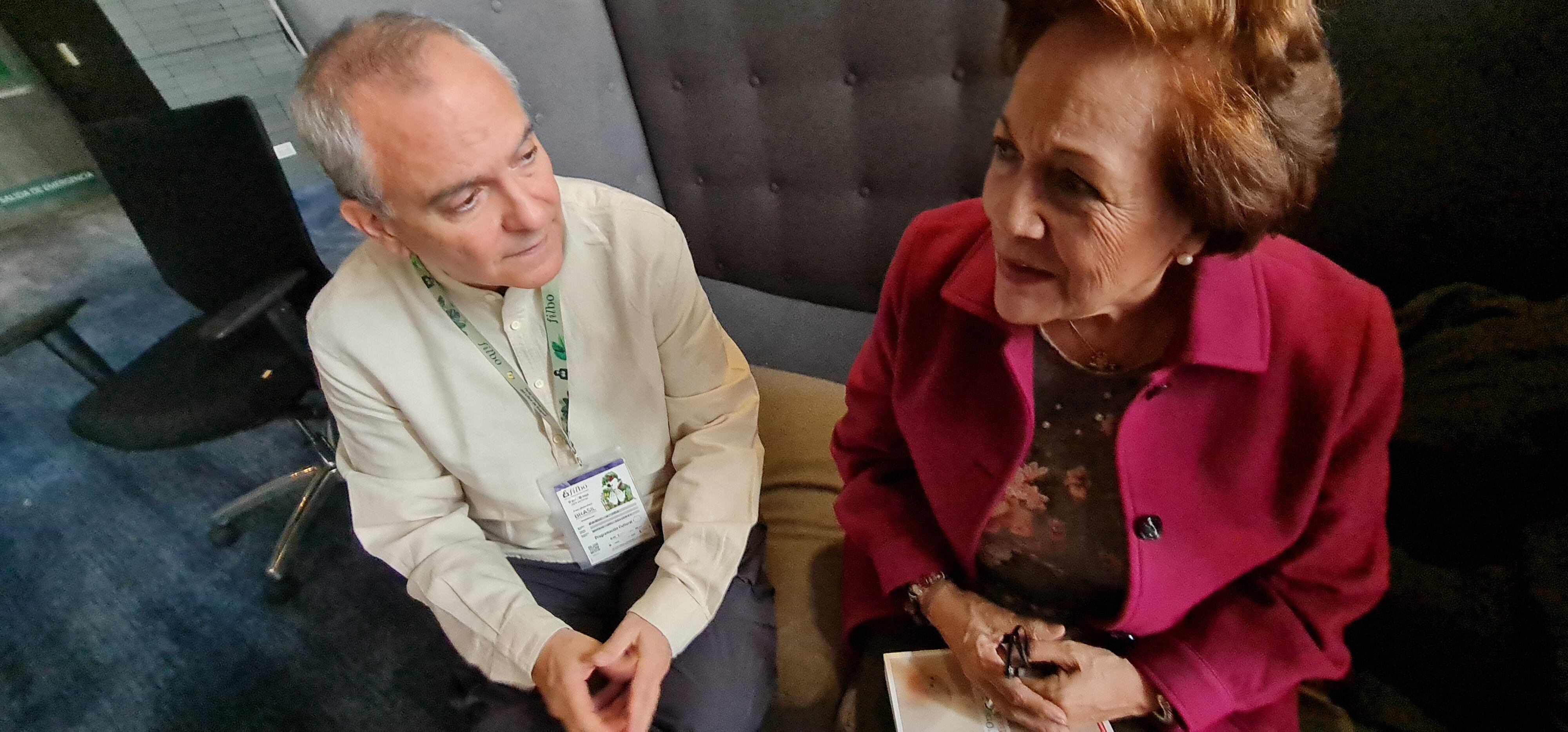 Pablo d'Ors hablando con Guiomar Echeverry, una seguidora que en sus palabras ha encontrado un refugio y validación.