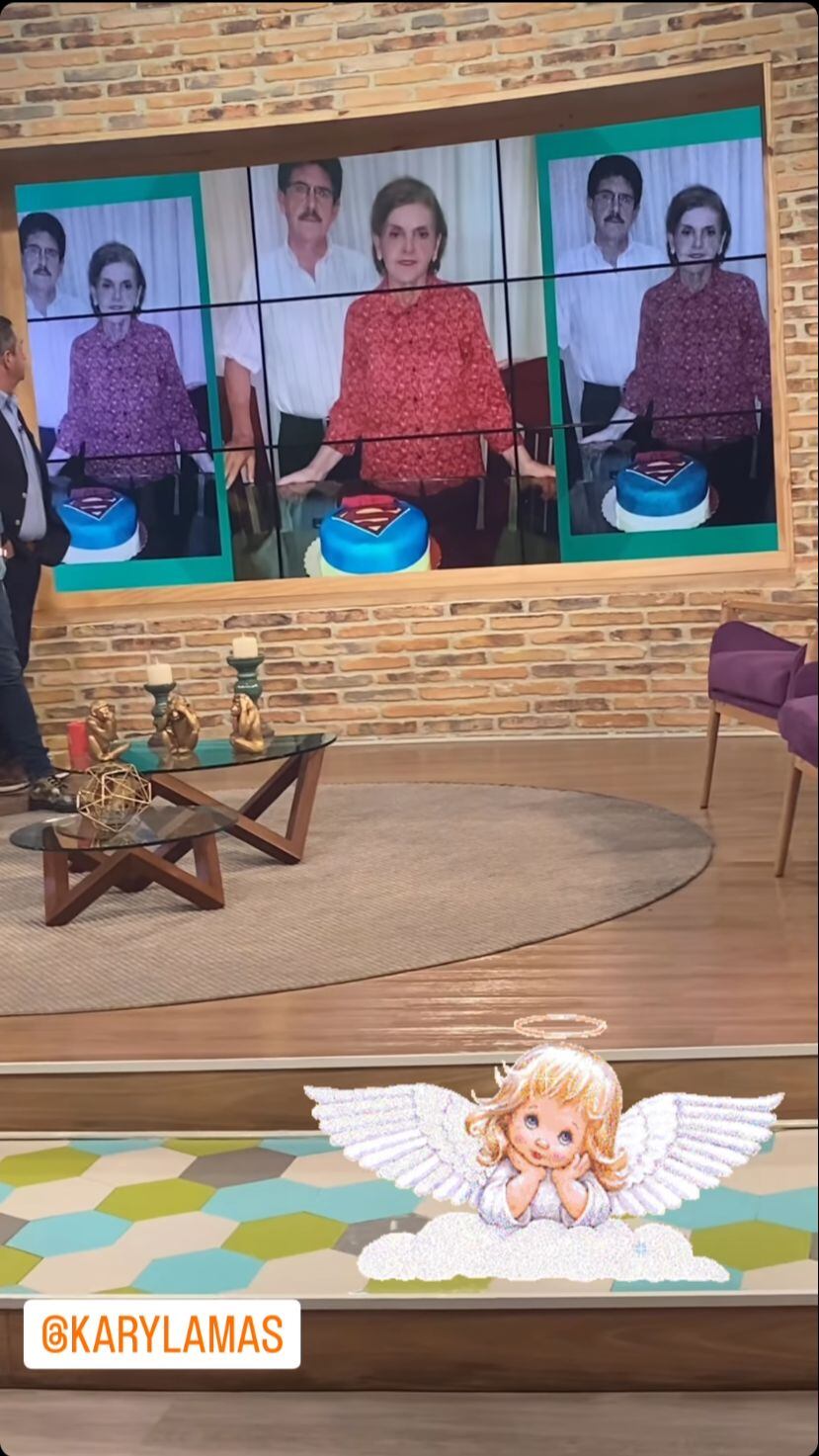 Una fotografía de la mamá de Ana Karina con la blusa que se usó para crear el peluche.