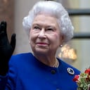 En esta foto de archivo del martes 18 de diciembre de 2012, la reina Isabel II de Gran Bretaña mira hacia arriba y saluda a los miembros del personal de la Oficina de Asuntos Exteriores y de la Commonwealth al finalizar una visita oficial que forma parte de las celebraciones de su Jubileo en Londres. La reina Isabel II, la monarca con el reinado más largo de Gran Bretaña y un símbolo de estabilidad durante gran parte de un siglo turbulento, murió el jueves 8 de septiembre de 2022. Tenía 96 años.