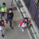 Bogotá. Mayo 11 de 2023. Varias familias son atendidas por Migración Colombia y la Defensoria del pueblo en el Aeropuerto Internacional El Dorado, luego de ser retornadas desde los Estados Unidos. (Colprensa - John Paz)