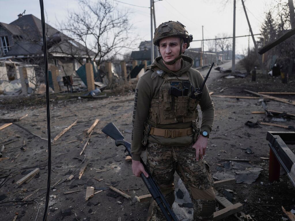 En esta fotografía, proporcionada por el servicio de prensa de la 93.ª Brigada Mecanizada Independiente Kholodnyi Yar de Ucrania, un soldado observa en Pokrovsk, escenario de intensos combates con tropas rusas, en la región de Donetsk, Ucrania, el jueves 13 de marzo de 2025. (Iryna Rybakova/93.ª Brigada Mecanizada de Ucrania vía AP)