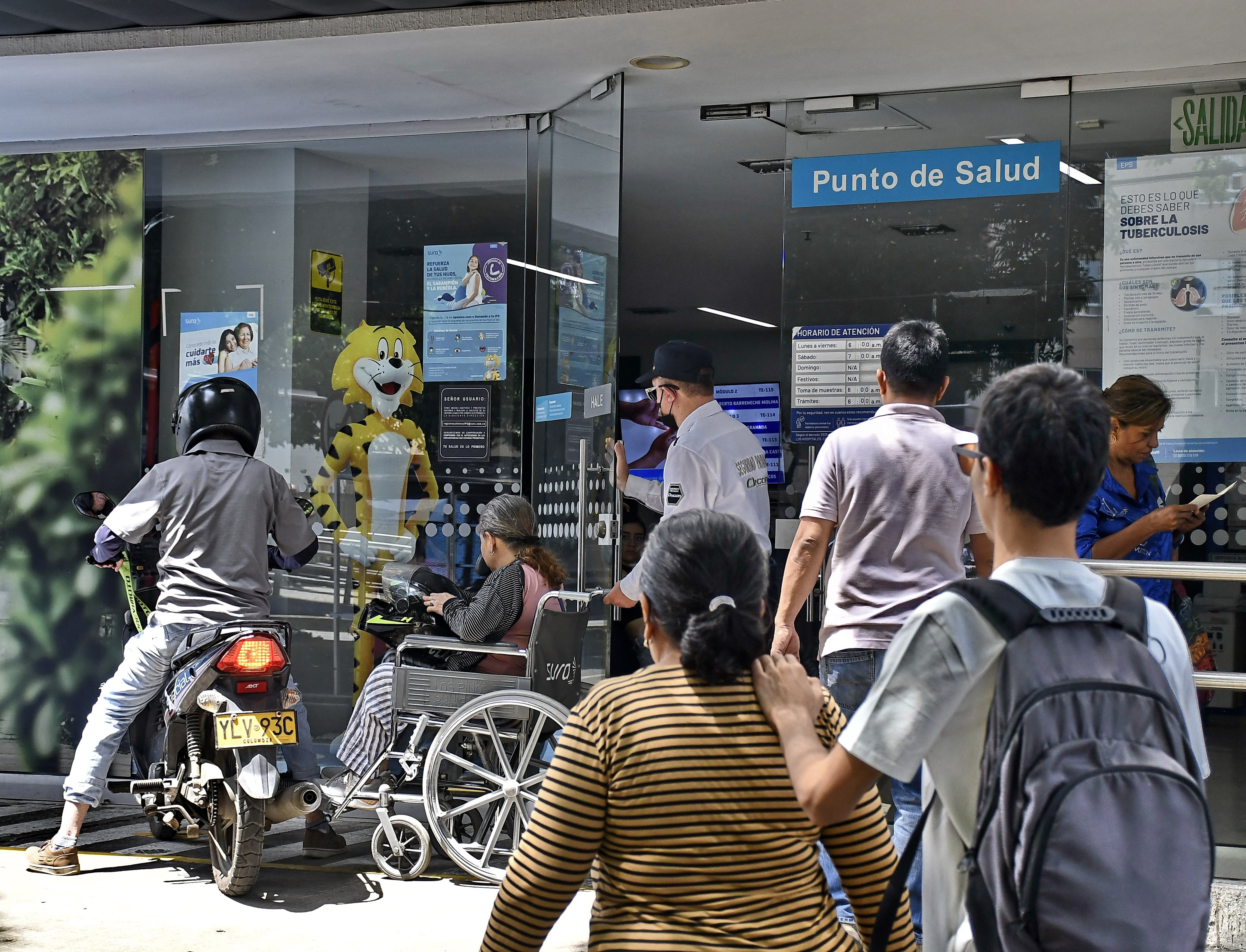 Sigue la crisis en el sistema de salud en Colombia. En la mañana de este martes, 28 de mayo, las directivas de la EPS Sura presentaron una solicitud formal al Gobierno Nacional para retirarse del sistema de salud de Colombia. foto José L Guzmán. EL País