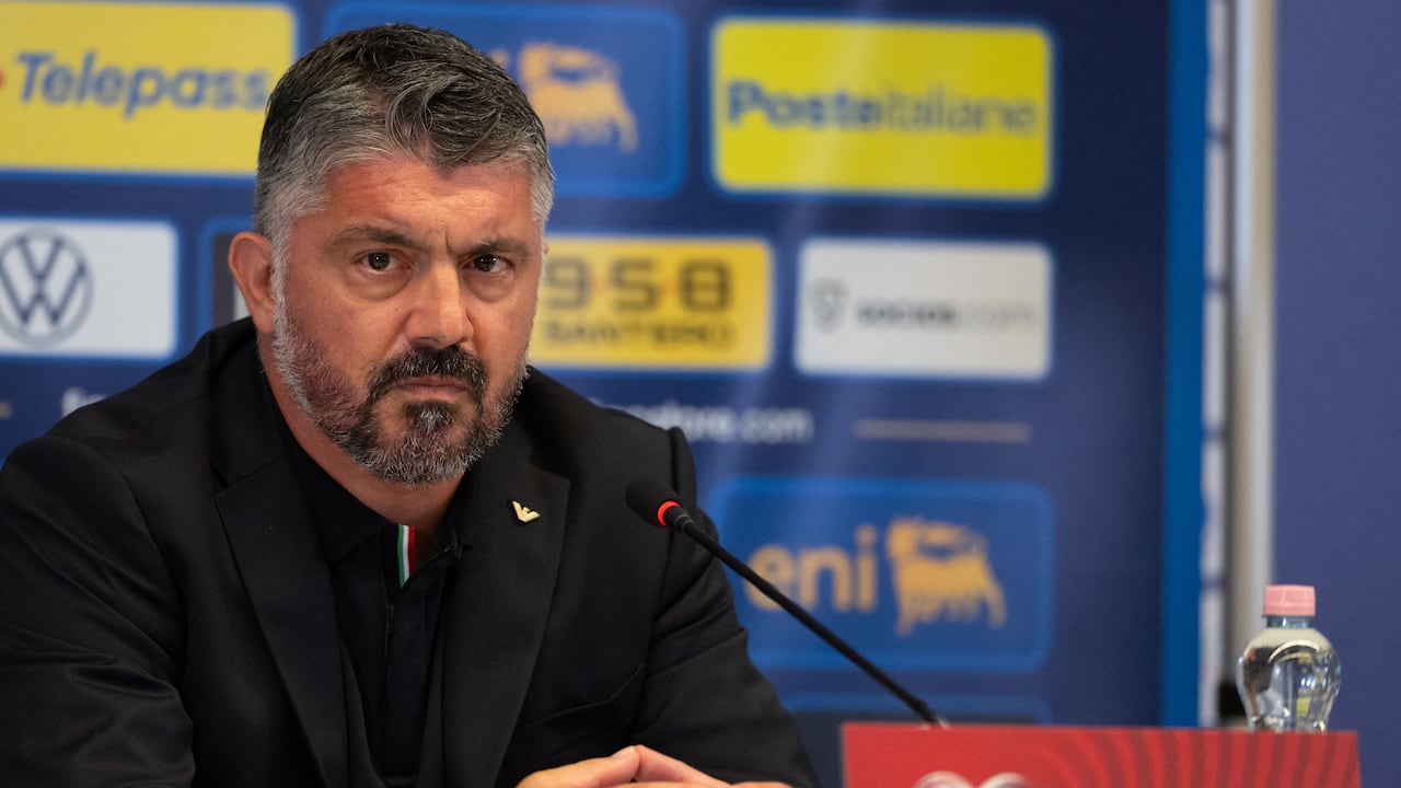 Gennaro Gattuso da su opinión en medio de una rueda de prensa.