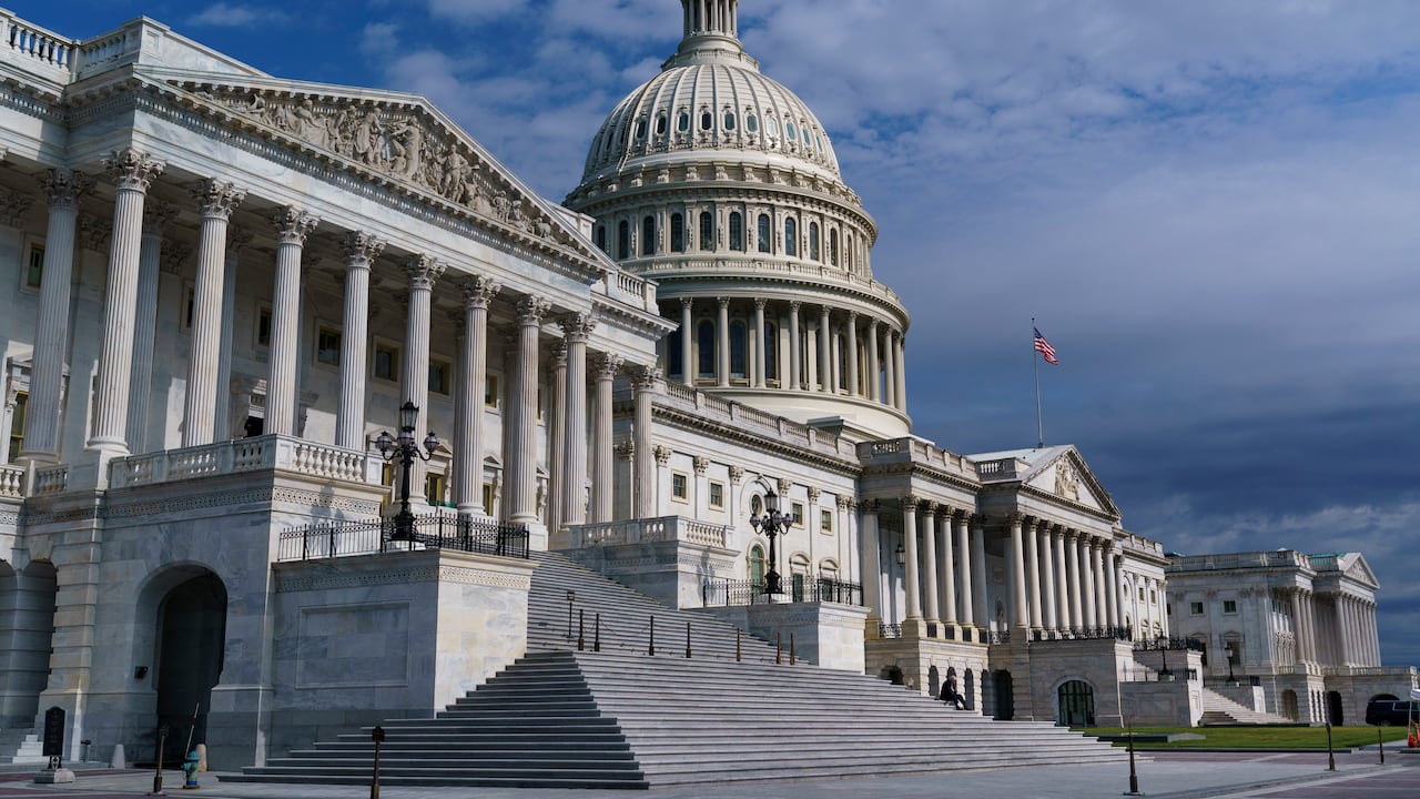 Los legisladores trabajaron durante semanas bajo presión, en medio de una renovada atención en Estados Unidos sobre la violencia con armas de fuego tras el asesinato de 19 niños en una escuela en Texas.