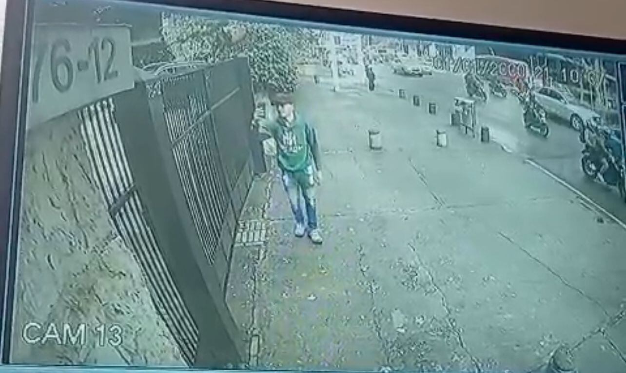 El hombre que fue sorprendido tomándole fotos al apartamento de Álvaro Leyva.