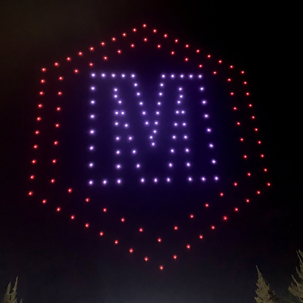 Espectáculo aéreo realizado en el concierto del grupo Morat