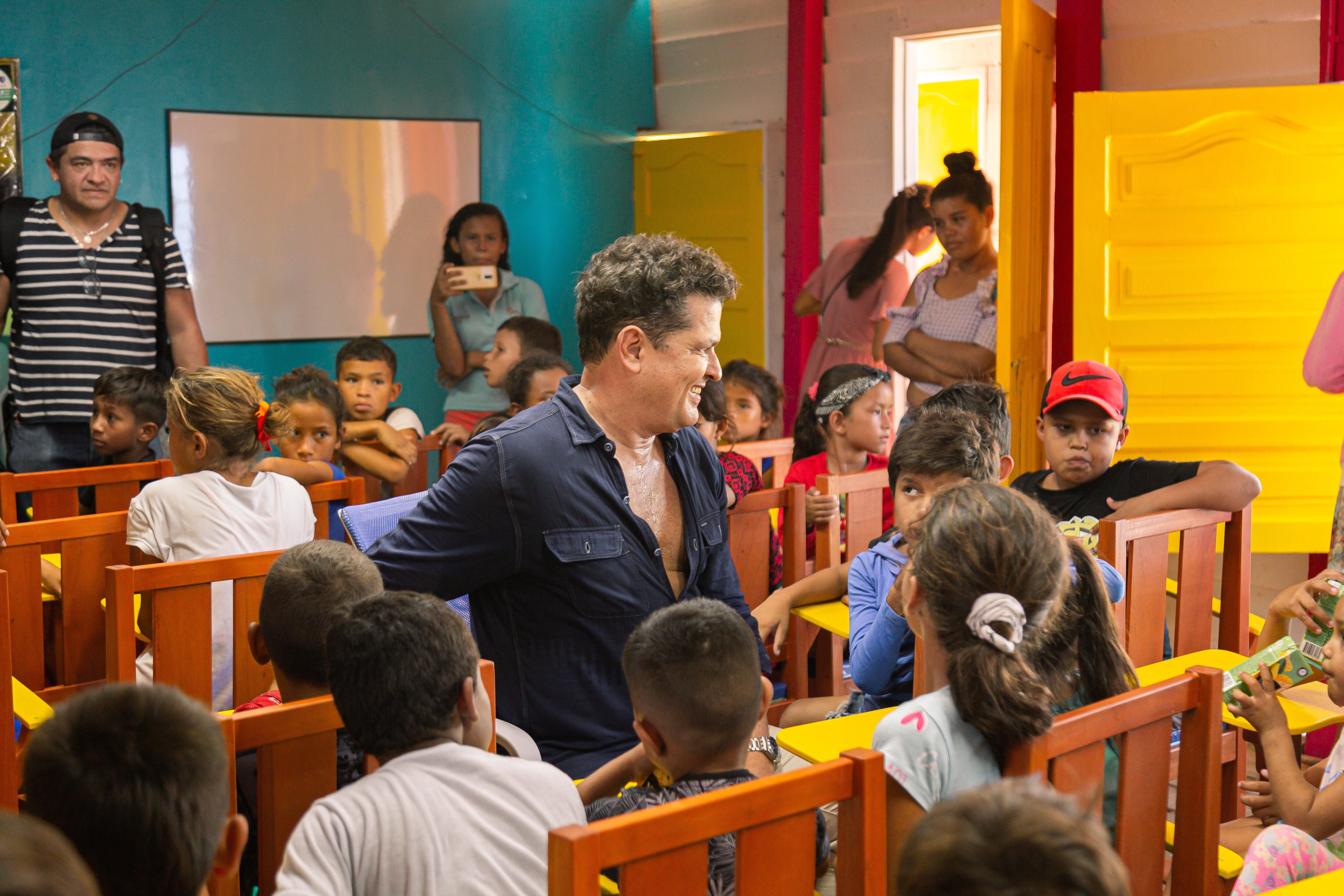Carlos Vives visitó la escuela en la ciénaga grande del Magdalena a través de su fundación Tras la Perla.