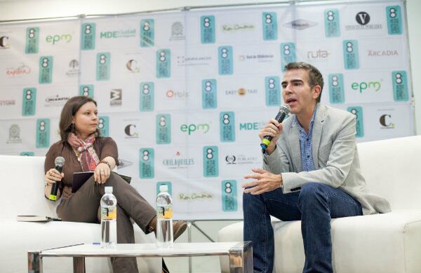 El escritor Jorge Franco, ganador del premio Alfaguara 2014 por su novela El mundo de afuera, habla en el lanzamiento de esa obra.