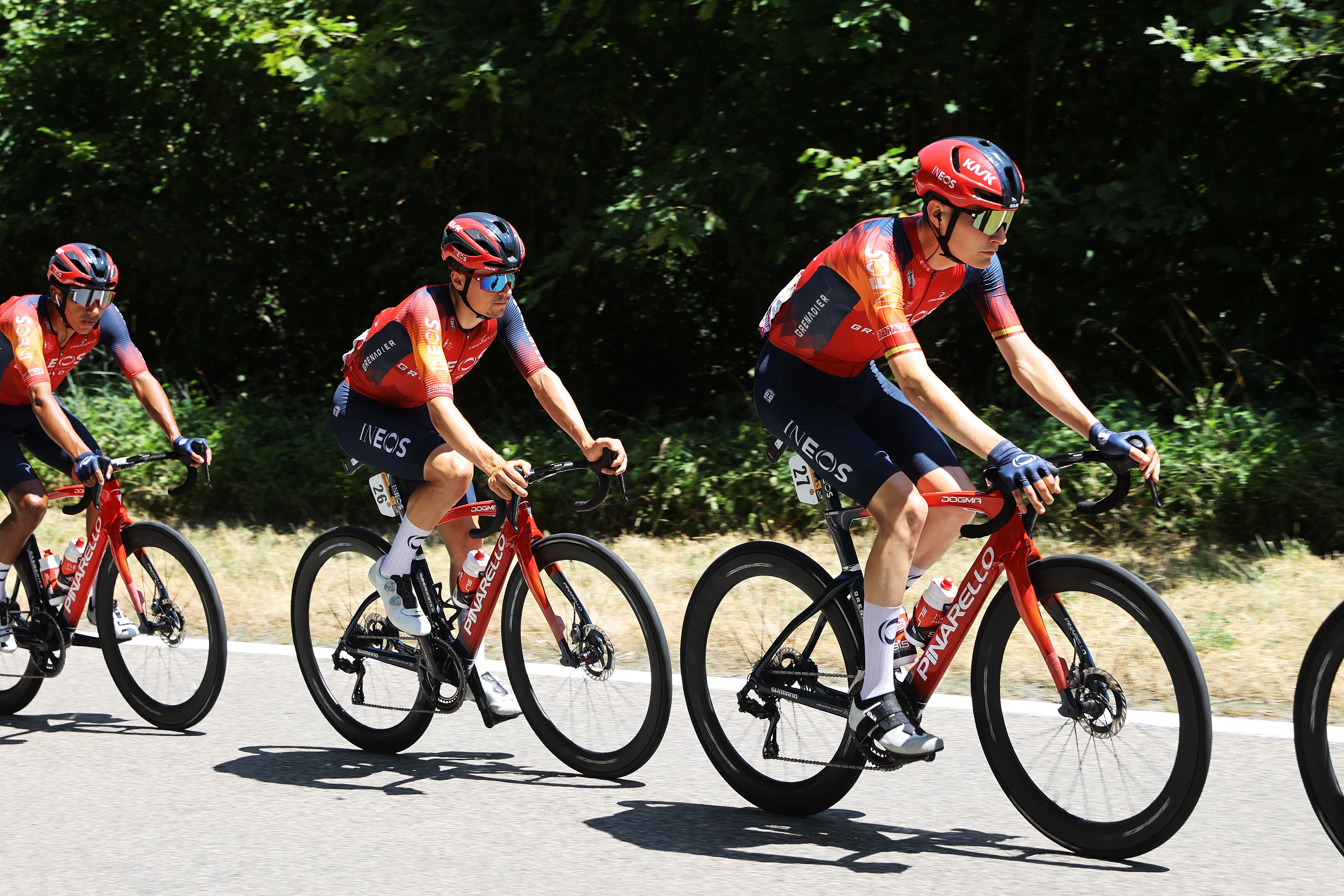 BOURG-EN-BRESSE, FRANCIA - 20 DE JULIO: (I-D) Egan Bernal de Colombia, Tom Pidcock del Reino Unido y Carlos Rodríguez Cano de España y el equipo INEOS Grenadiers compiten durante la etapa dieciocho del 110° Tour de Francia 2023, una etapa de 184,9 km desde Moûtiers hasta Bourg-en-Bresse / #UCIWT / el 20 de julio de 2023 en Bourg-en-B resse, Francia. (Foto de Michael Steele/Getty Images)