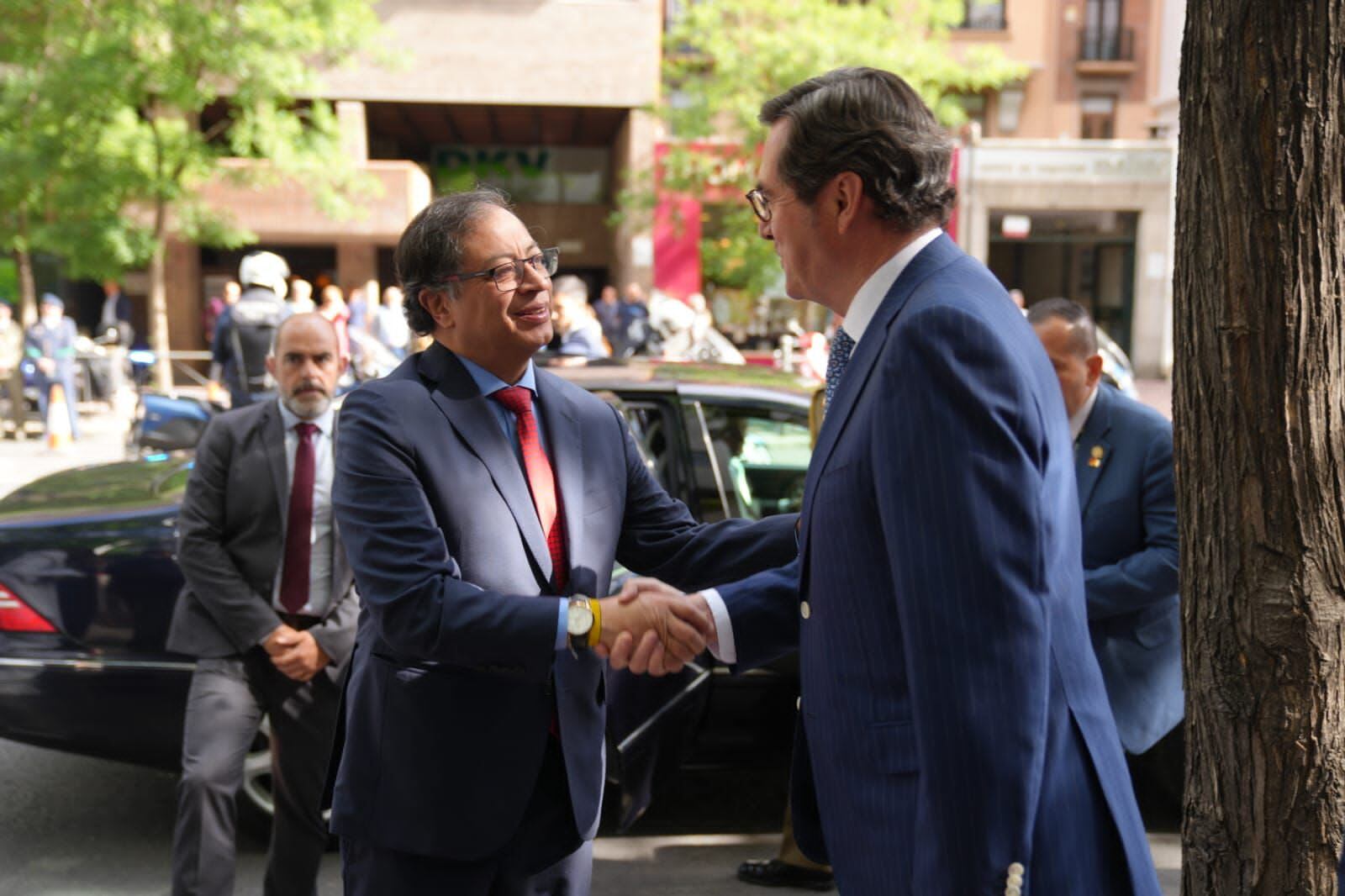 El presidente Gustavo Petro saludando a Antonio Garamendi, jefe de los empresarios españoles.