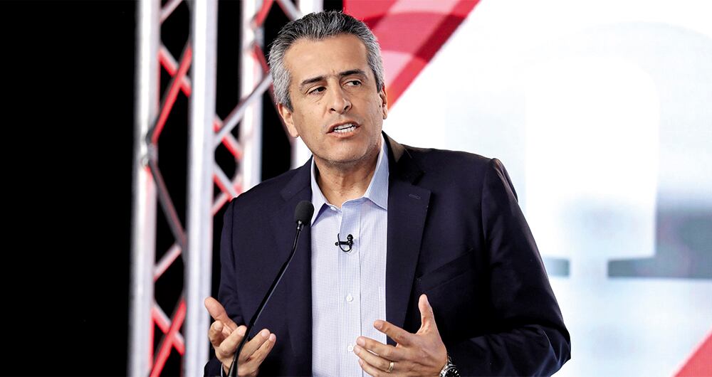  El ministro del Interior, Luis Fernando Velasco, es el encargado de los votos en el Congreso. 