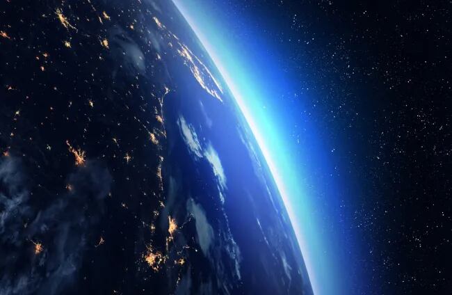 Ambos hemisferios de la Tierra brillan con la misma intensidad.