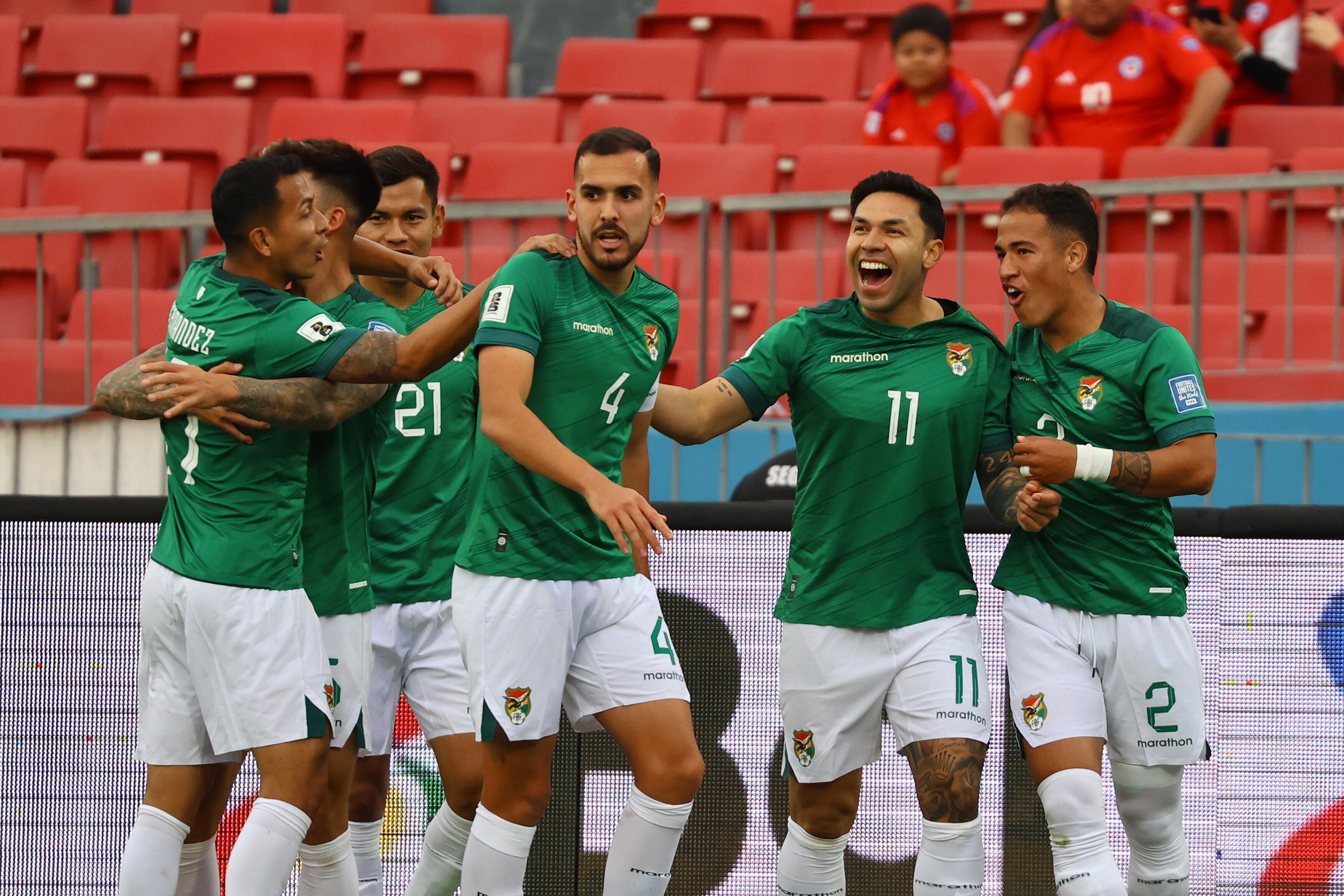 Carmelo Algarañaz de Bolivia celebra con sus compañeros después de anotar el primer gol de su equipo durante el partido de la Eliminatoria Sudamericana para la Copa Mundial de la FIFA 2026 entre Chile y Bolivia en el Estadio Nacional de Chile el 10 de septiembre de 2024 en Santiago, Chile.
