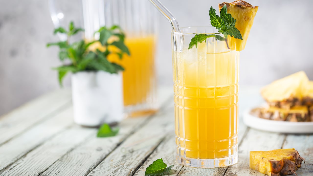 El jugo de piña con la cáscara de la naranja es ideal para bajar los triglicéridos, porque tanto la cáscara de la naranja como la de la piña son ricas en fibras solubles.