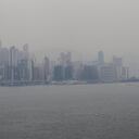 Vista del horizonte de la ciudad envuelto en la contaminación del aire en Hong Kong (China).
