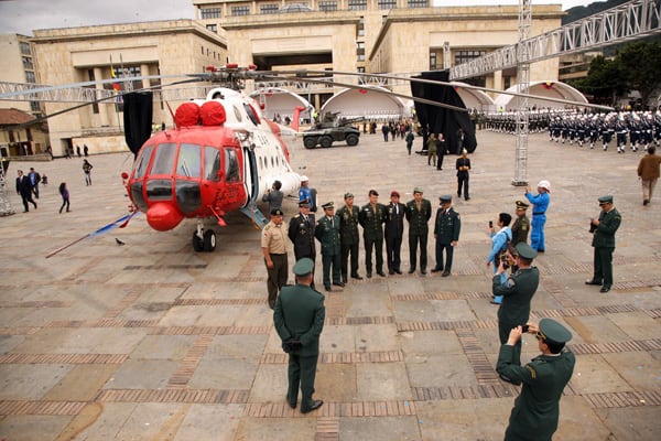 De fondo el helicóptero que se utilizó en la Operación Jaque.