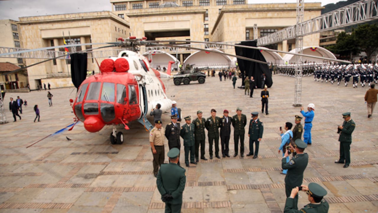 De fondo el helicóptero que se utilizó en la Operación Jaque.