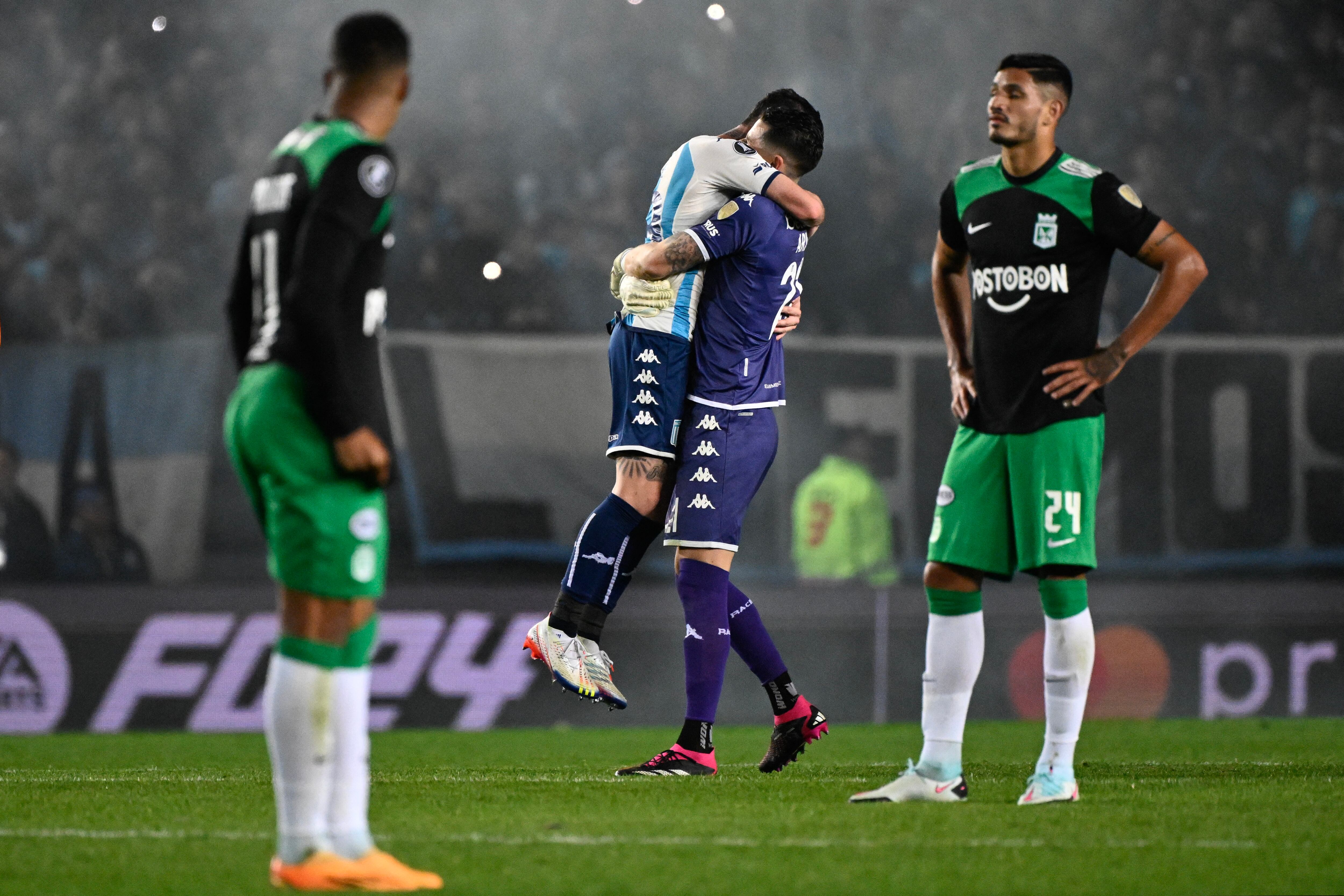 JUgadores de Racin festejan el paso a los cuartos de la Copa Libertadores 2023.