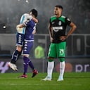 Los jugadores de Racing Club festejan la clasificación, ante las caras largas de los futbolistas de Atlético Nacional, tras el final del partido de los octavos de final de la Copa Libertadores 2023. Foto Luis ROBAYO / AFP)