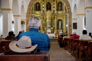 Catedral de Pamplona, el Santuario del Señor del Humilladero, hermanas trovadoras de la eucaristia. Velones, feligreses, monjas, misa transmisión, fe, devoción
Foto Milena Bernal