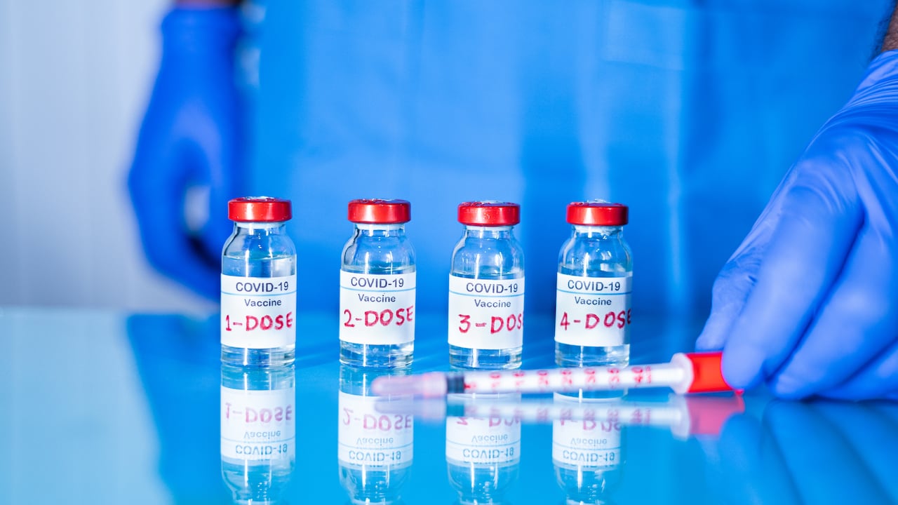 Foto de referencia de cuarta dosis de vacuna contra coronavirus