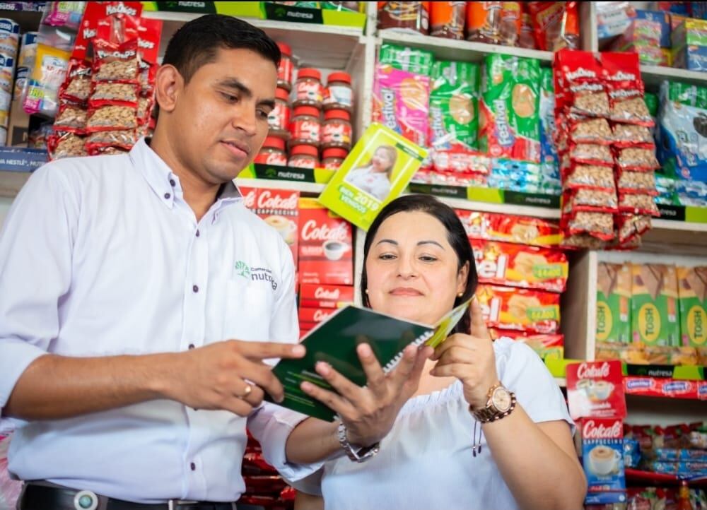 Tenderos capacitándose