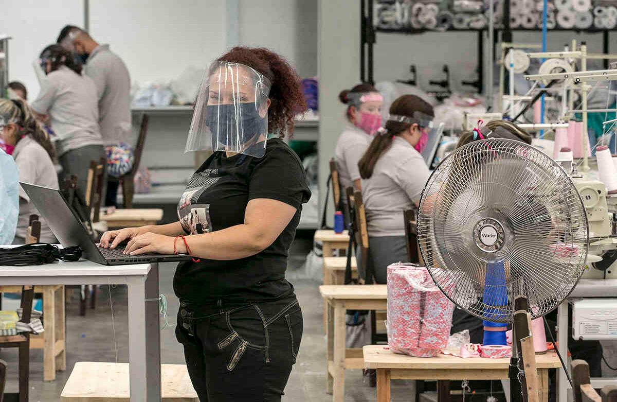 La Alcaldía de Medellín recomienda trabajar por células para evitar cierres completos. Foto: David Estrada Larrañeta - SEMANA