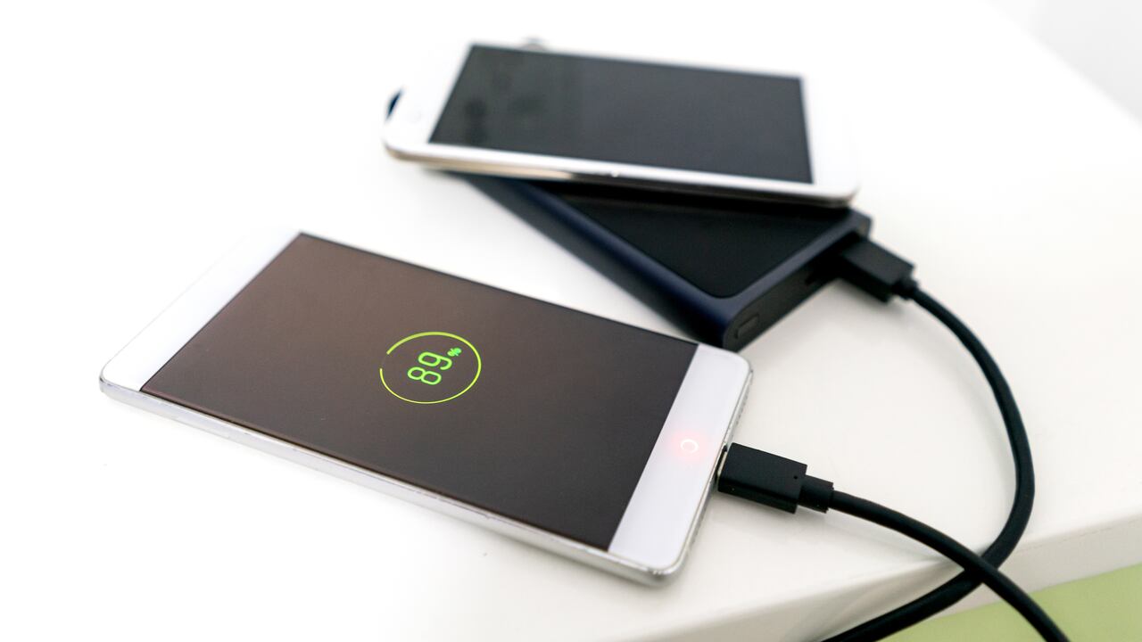 No se recomienda intentar reparar la batería por cuenta propia, ya que esto puede ser peligroso.