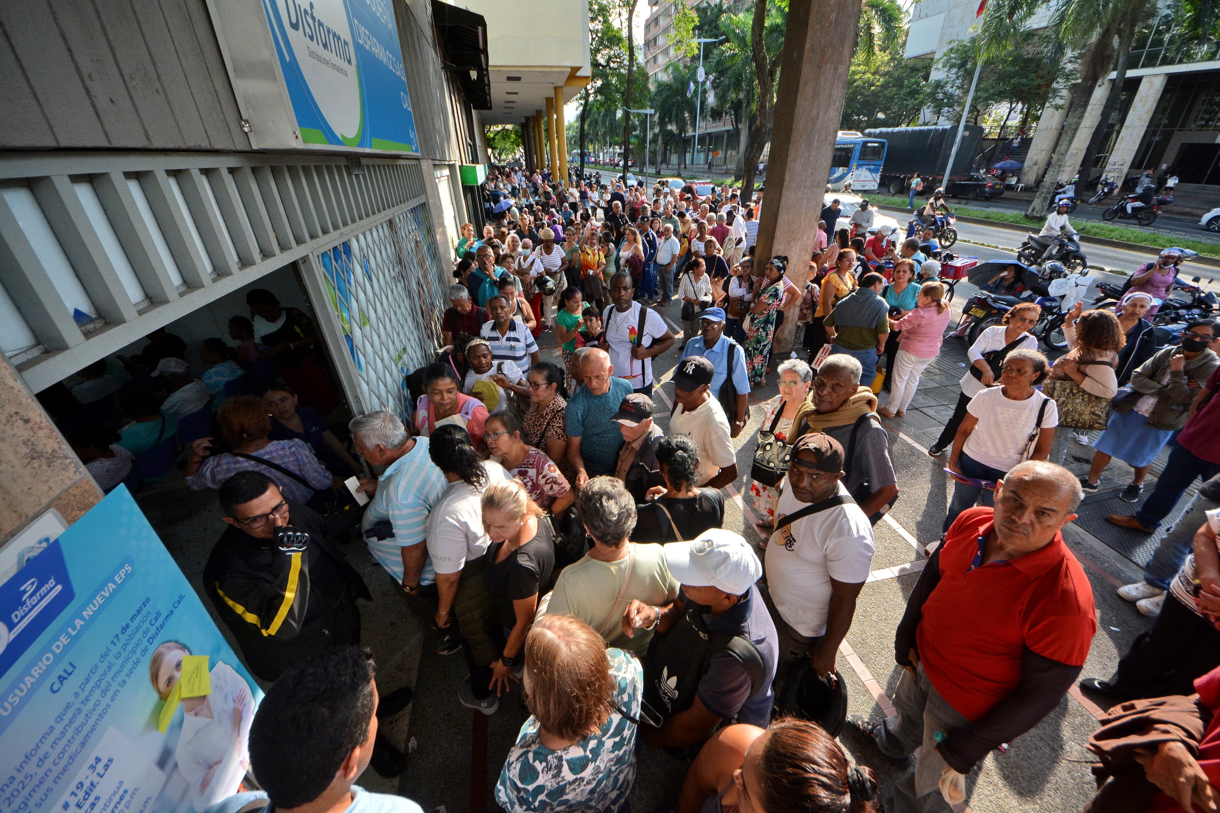 Problemas con la entrega de medicinas en un dispensario de Nueva EPS Disfarma C.C.S.A.S sobre la Avenida Las Américas con calle 19 en Cali. Foto Jorge Orozco. El País.