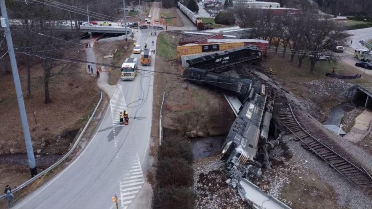 Al menos dos personas resultaron heridas en un impactante choque de un tren contra un camión cerca de la ciudad de Chattanooga, Tennessee, en un hecho que es investigado por las autoridades ferroviarias.