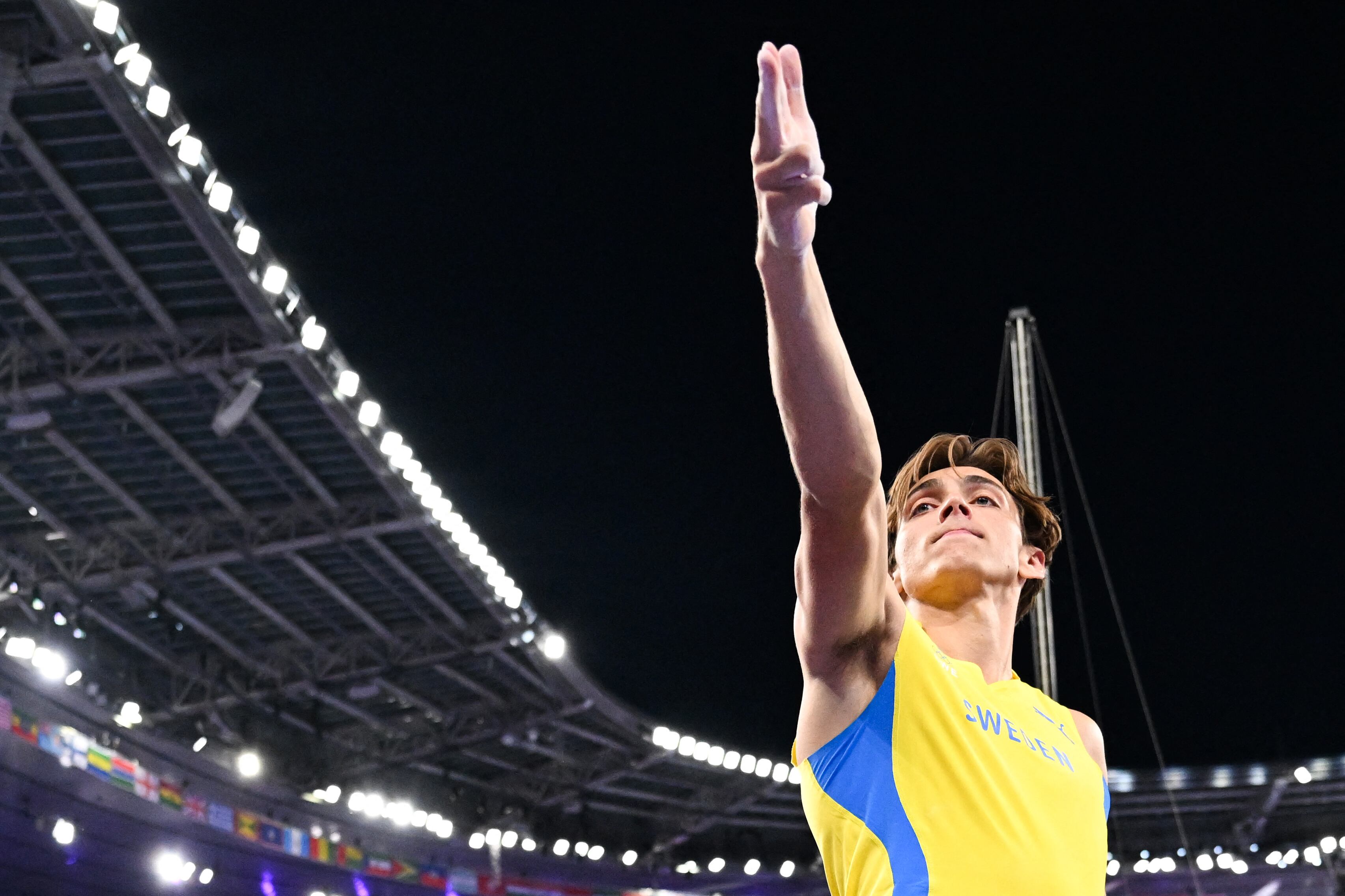 El sueco Armand Duplantis celebra tras superar los 6,10 metros y establecer el nuevo récord olímpico en la final masculina de salto con pértiga de la prueba de atletismo de los Juegos Olímpicos de París 2024 en el Stade de France de Saint-Denis, al norte de París, el 5 de agosto de 2024.