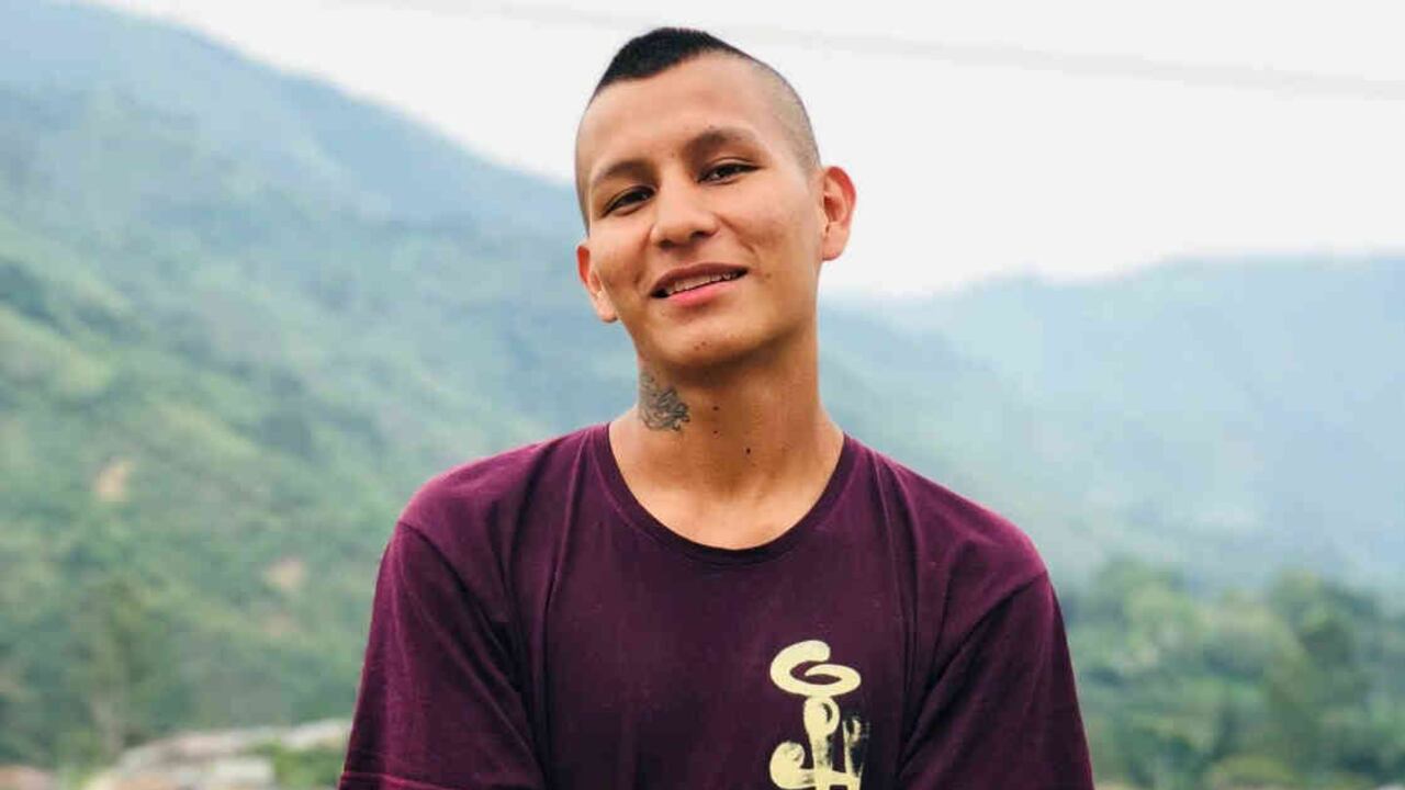 Jhon Jota no es conocido por sus cortes o sus tatuajes sino por su música, por sus letras de rap en acento indígena nasa.