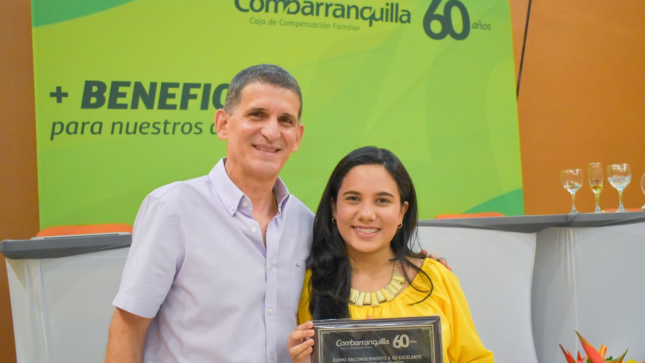 Ernesto Herrera, director de Combarranquilla, y Clara Parra, becaria, en la ceremonia de entrega de la Beca Progreso en 2017.