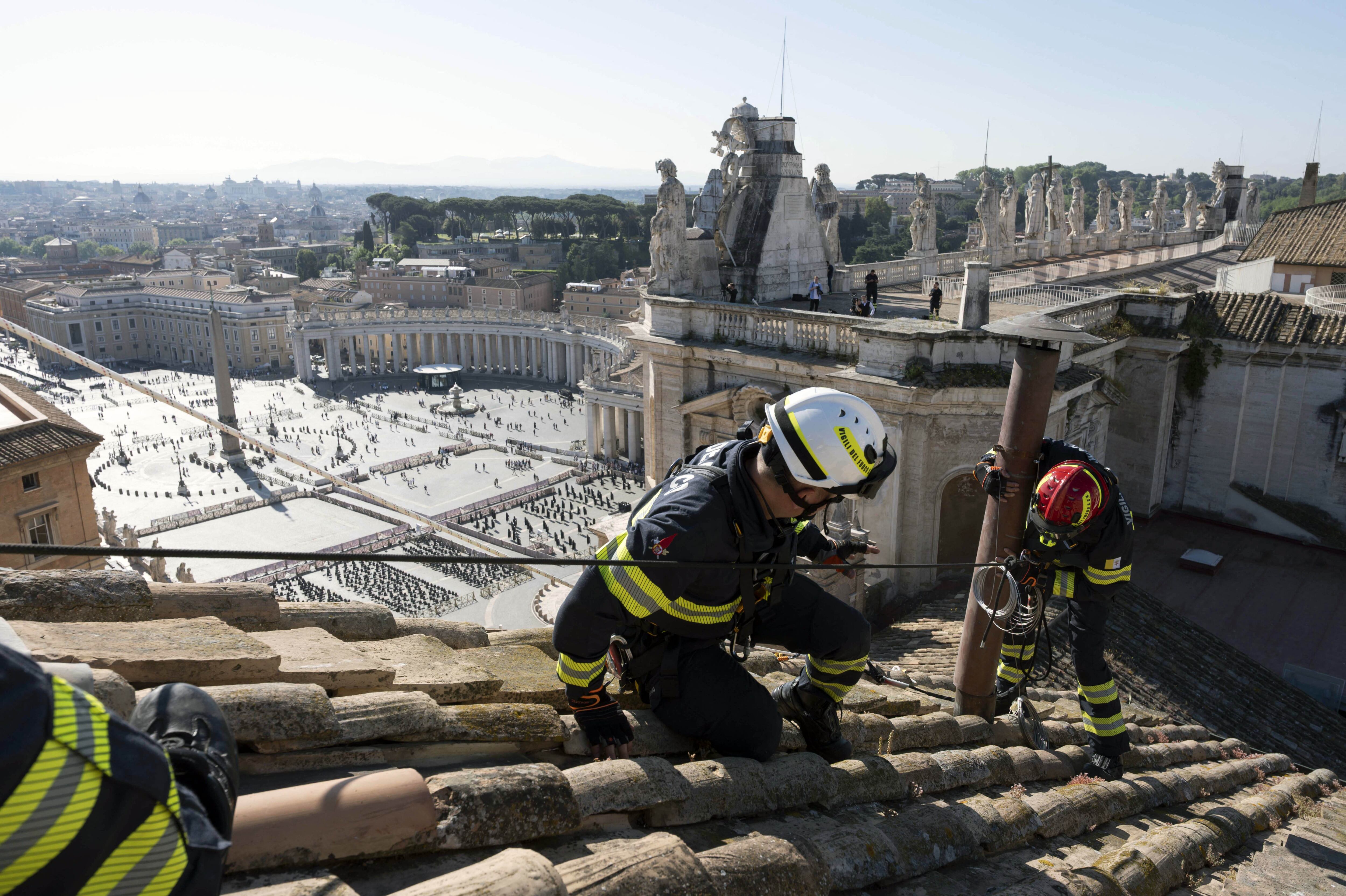 Las comprobaciones de la estufa se realizaron "discretamente" y "en caso de necesidad" un técnico "permanecerá durante todo el tiempo de las votaciones en una pequeña sala técnica cerca de la Capilla Sixtina, con un mando a distancia de la estufa", explica, que ahora se puede activar electrónicamente.