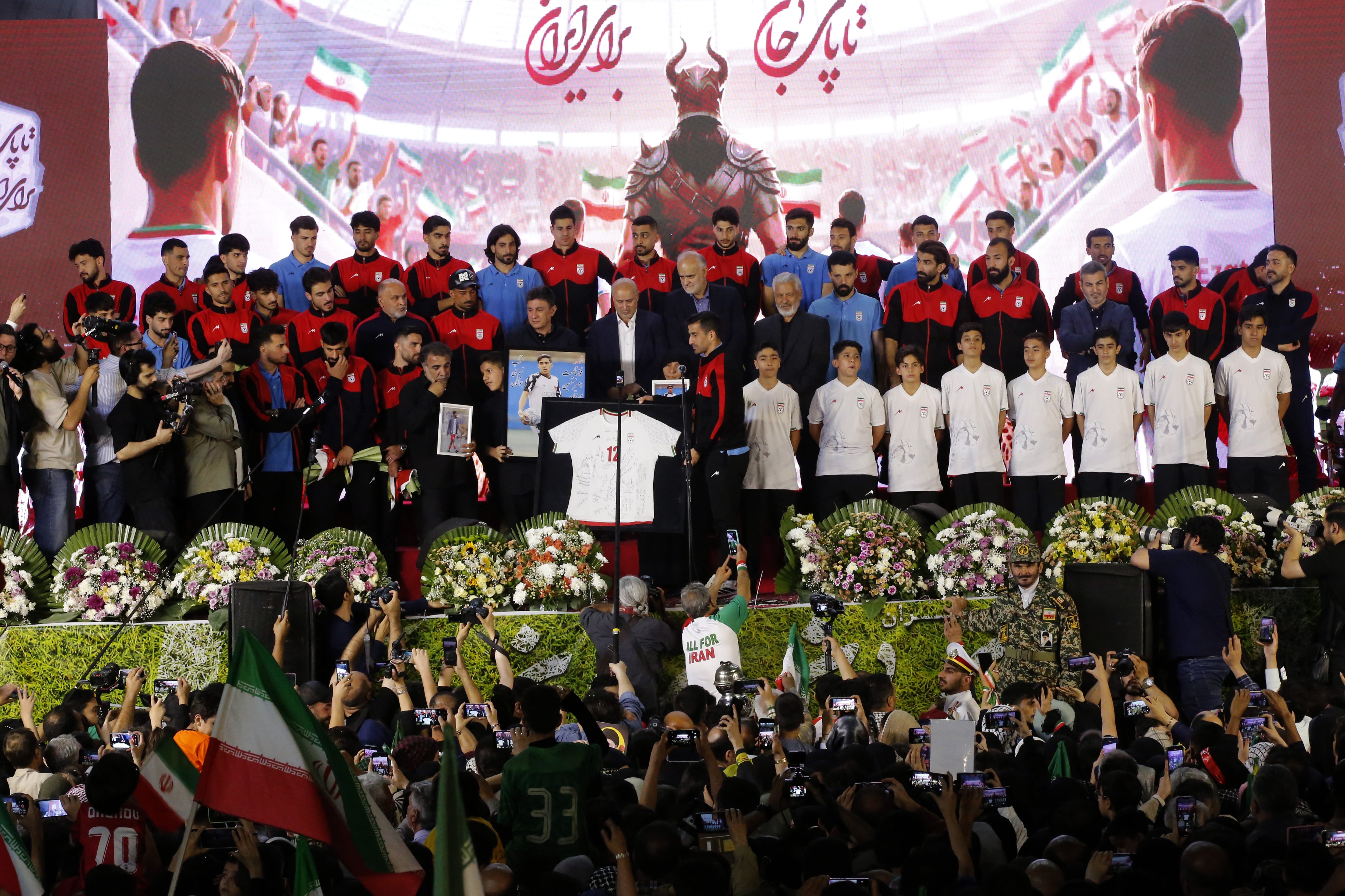 Jugadores de Irán en multitudinaria despedida.