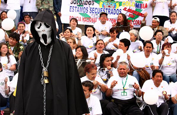 El largo cautiverio que tienen varios soldados, policías y civiles ha sido interpretado como una muerte en vida. Sólo renacerán cuando por fin queden libres. 