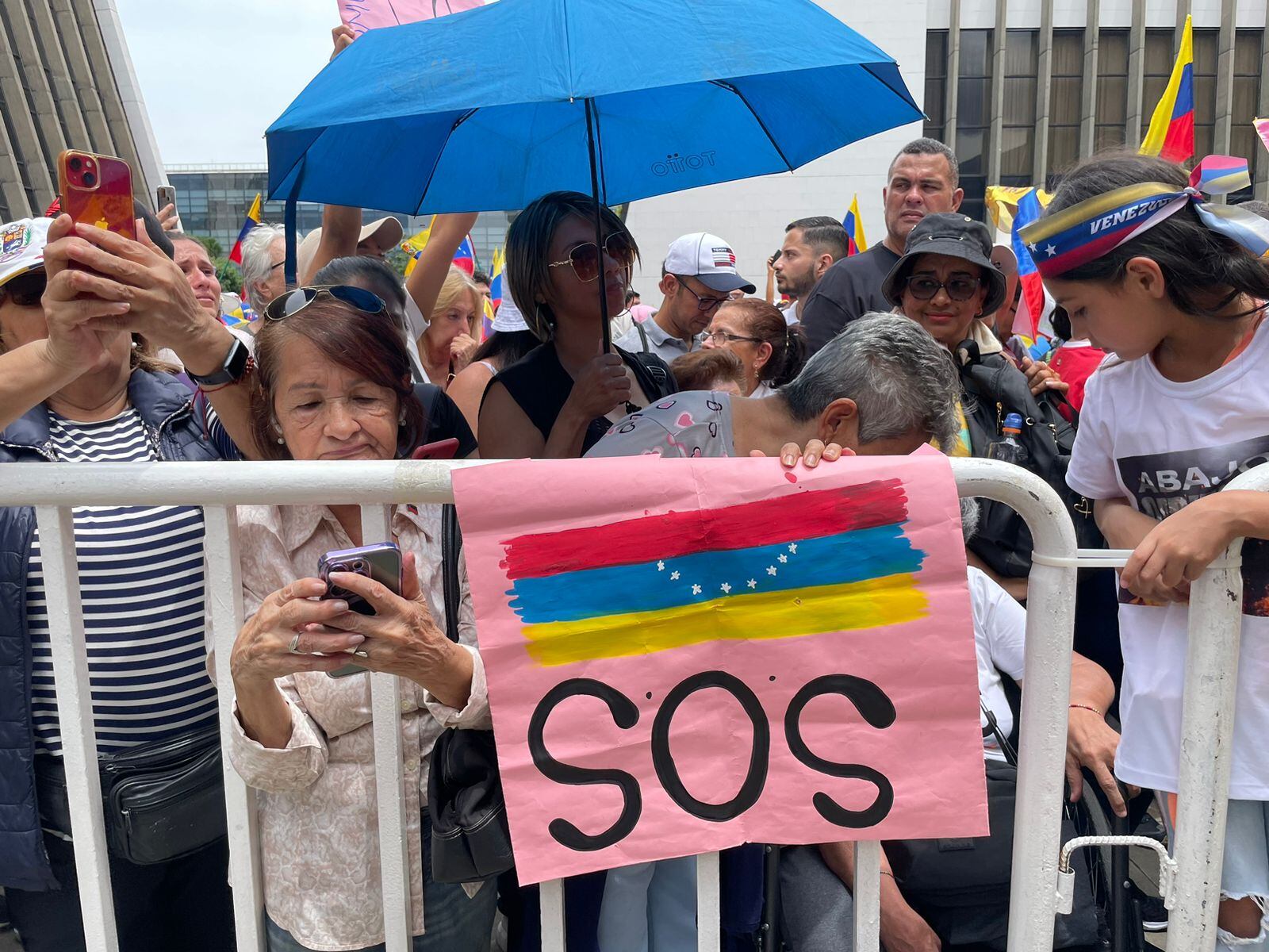 Plantón en Medellín por Venezuela.