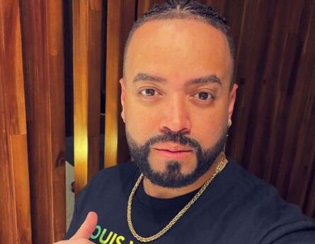 El artista anunció su compromiso en diciembre de 2022.