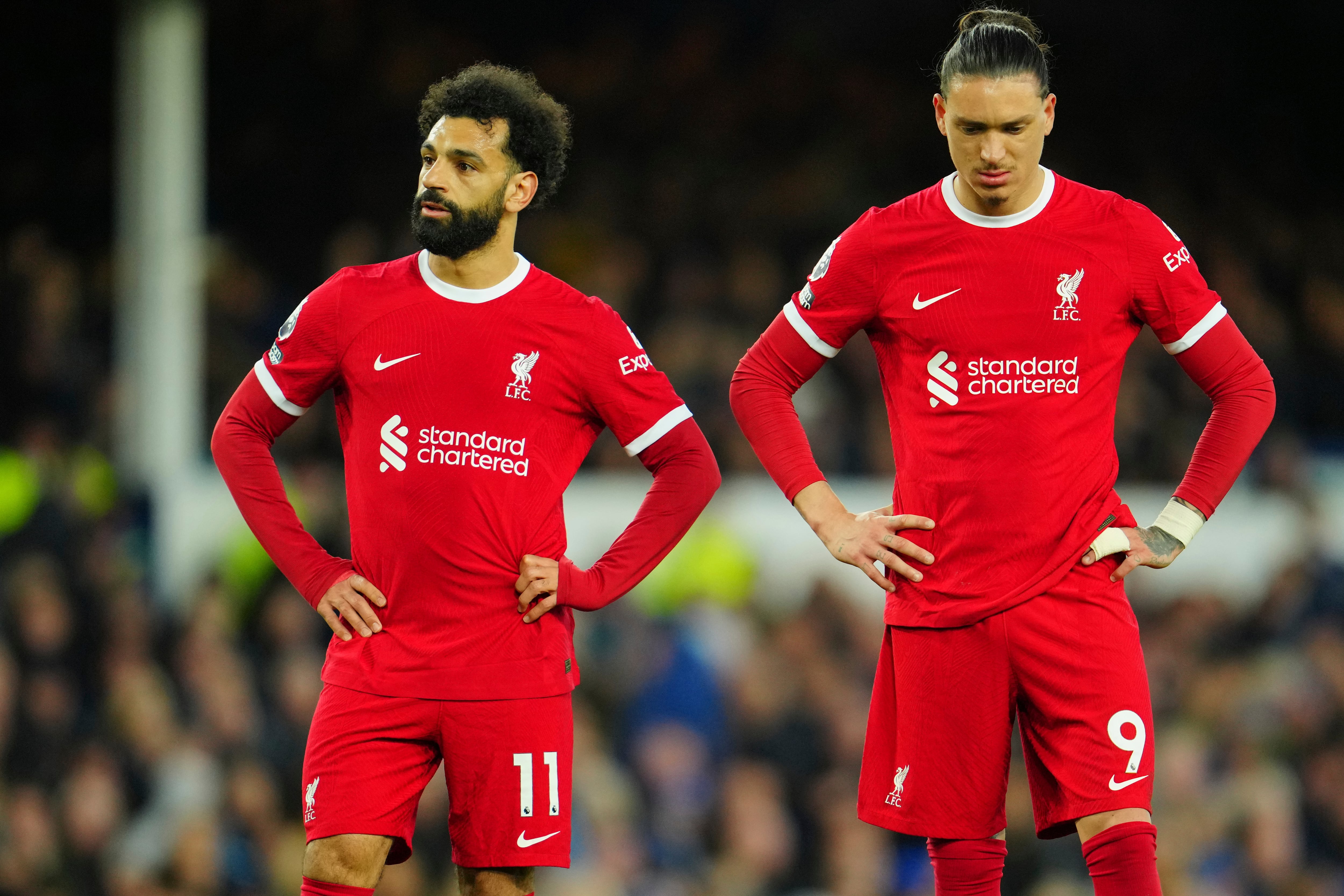 Mohamed Salah del Liverpool, izquierda, y Darwin Núñez del Liverpool reaccionan durante el partido de fútbol de la Liga Premier inglesa entre Everton y Liverpool en el estadio Goodison Park en Liverpool, Gran Bretaña, el miércoles 24 de abril de 2024. (Foto AP/Jon Super)