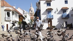 Arides, a sus 80 años, viaja todos los días desde el barrio Olaya Herrera de Cartagena hasta la Plaza de San Pedro Claver, en el Centro Histórico.