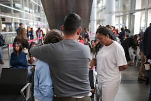 Bogotá. Mayo 11 de 2023. Varias familias son atendidas por Migración Colombia y la Defensoria del pueblo en el Aeropuerto Internacional El Dorado, luego de ser retornadas desde los Estados Unidos. (Colprensa - John Paz)