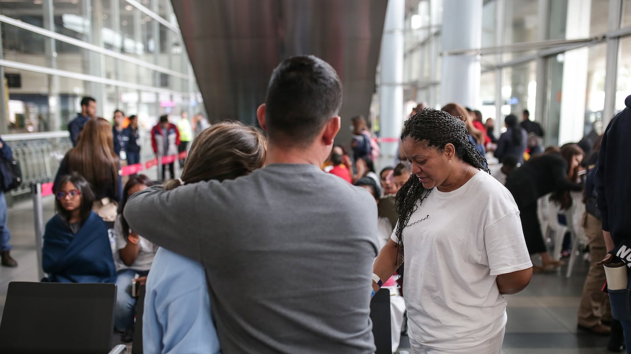 Bogotá. Mayo 11 de 2023. Varias familias son atendidas por Migración Colombia y la Defensoria del pueblo en el Aeropuerto Internacional El Dorado, luego de ser retornadas desde los Estados Unidos. (Colprensa - John Paz)