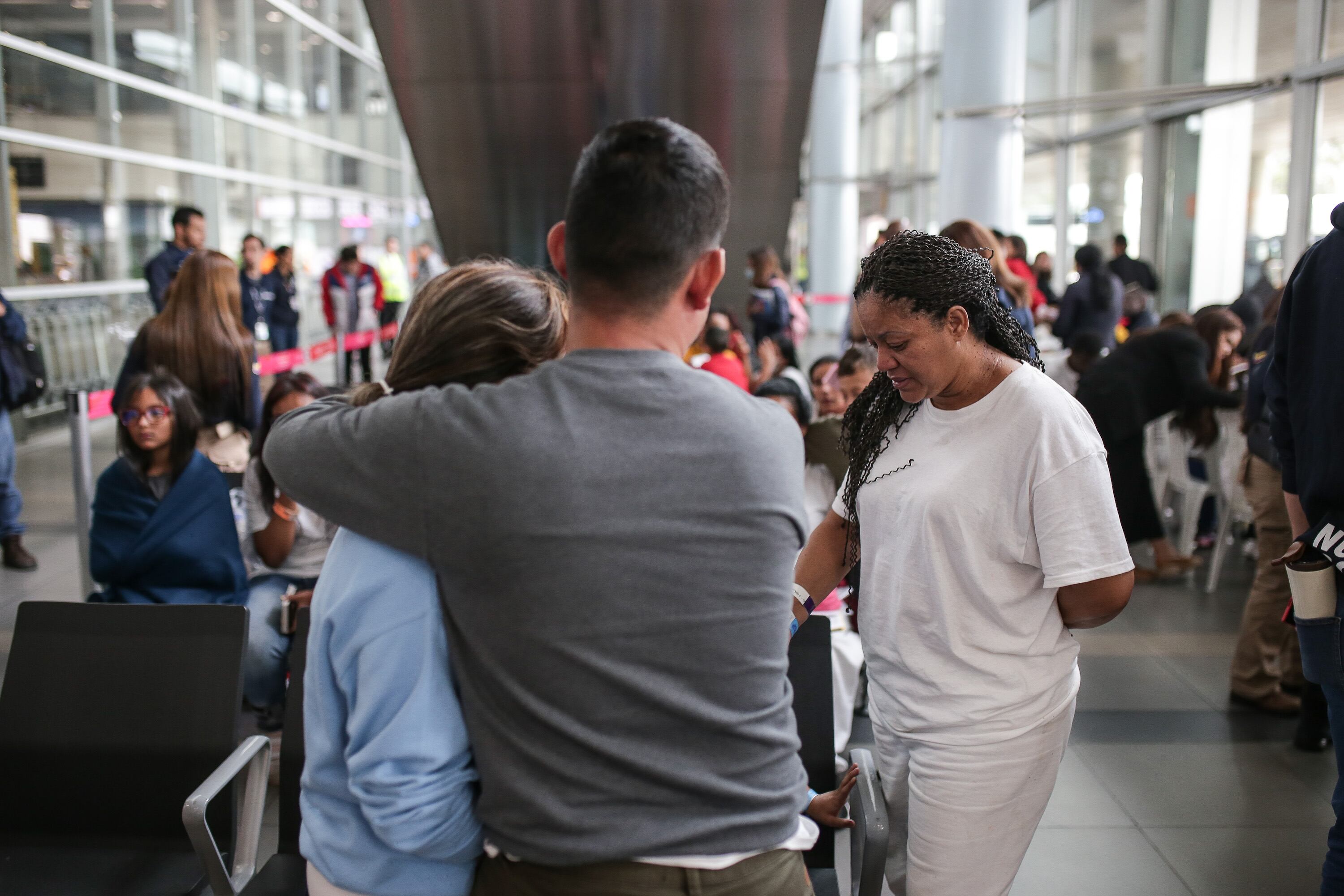 Bogotá. Mayo 11 de 2023. Varias familias son atendidas por Migración Colombia y la Defensoria del pueblo en el Aeropuerto Internacional El Dorado, luego de ser retornadas desde los Estados Unidos. (Colprensa - John Paz)