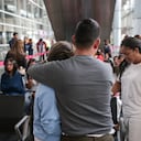 Bogotá. Mayo 11 de 2023. Varias familias son atendidas por Migración Colombia y la Defensoria del pueblo en el Aeropuerto Internacional El Dorado, luego de ser retornadas desde los Estados Unidos. (Colprensa - John Paz)